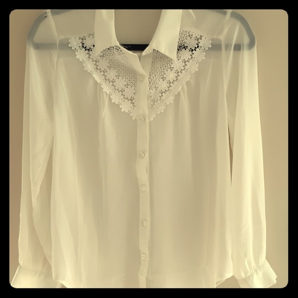 White crep with lace Bouse - Picture 1 of 4